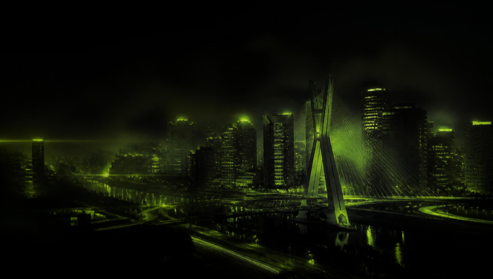 Skyline noturno com iluminação neon verde da Agência Outbox, referência em tráfego pago em Bragança Paulista
